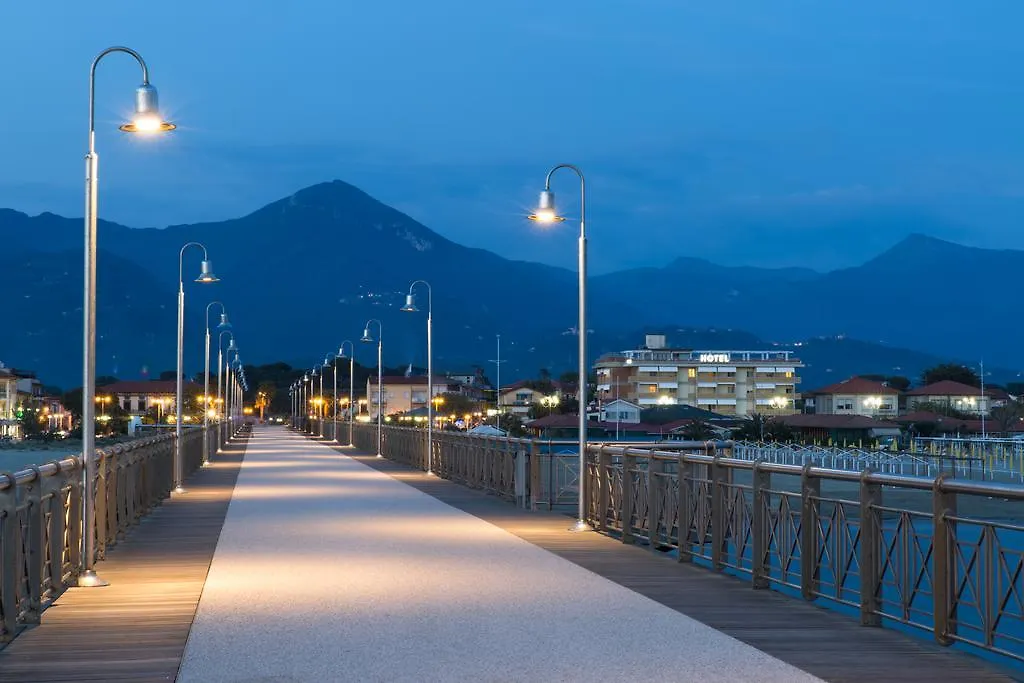 Hotel Esplanade Marina di Pietrasanta 3*,